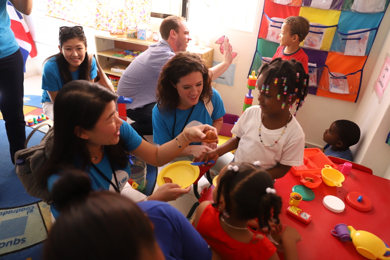 Miembros de UNICEF Next Generation  juegan con niños y niñas del CAFI La Altagracia.jpg